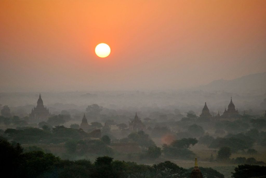 Plaine de Bagan au lever du soleil