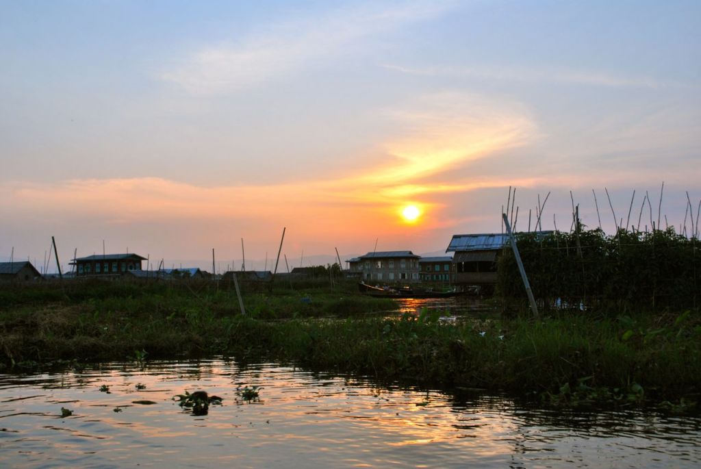 Coucher de soleil sur le lac Inlé.